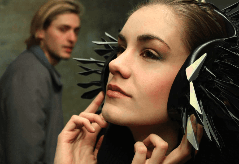 Visual of Squamata headset dances with the Music