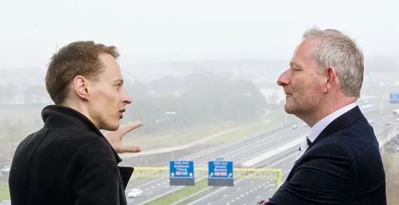 "Smart Highways" to Power Streetlights and Electric Cars